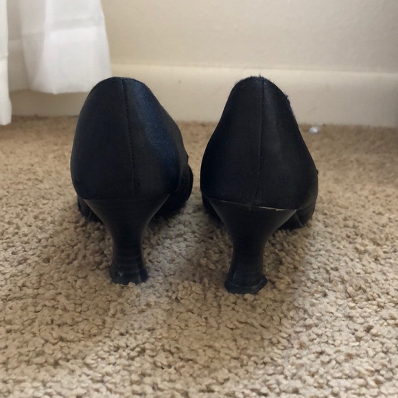 2” black SO heels with bow embellishment - Picture 3 of 4